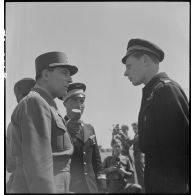 Le général de Lattre de Tassigny et des pilotes du régiment de chasse Normandie-Niémen.