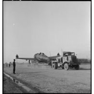 Remorquage d'un P-47 sur la piste de l'Atelier Industriel de l'Air de Masion Blanche.