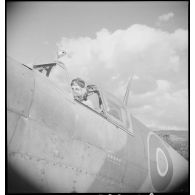 Un pilote du groupe de chasse (GC) II/7 Nice aux commandes de son Spitfire Mk V.
