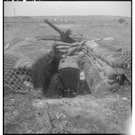 Emplacement d'une mitrailleuse lourde Browning anti-aérienne près de Bizerte.