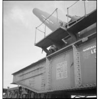 Plan rapproché de l'affût-truck à berceau d'un obusier de 400 mm de l'ALVF.