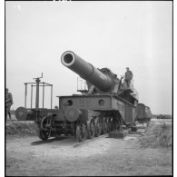 Un obusier de 400 mm de l'ALVF (artillerie lourde sur voie ferrée) est photographié en plan général de trois quarts avant.