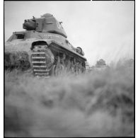 Le char léger Hotchkiss M39 H de la 3e DLM baptisé la louvière est photographié de trois quarts avant.