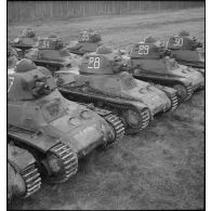 Plan général de chars légers Hotchkiss M39 H de la 3e DLM alignés dans le camp de Sissonne.