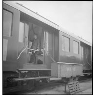 Plan général des wagons du train sanitaire à l'arrêt en gare de Noisy-le-Sec.
