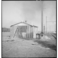 En bordure de voie ferrée, plan général d'une baraque de bois.