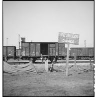 Une pancarte indiquant les feuillées dames est photographiée en plan général en bordure de voie ferrée.
