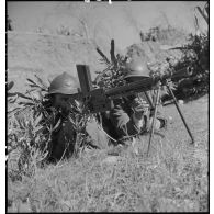 Des tirailleurs du 1er RTA (régiment de tirailleurs algériens) servent un fusil-mitrailleur M24/29.