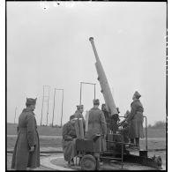 Plan général de servants qui pointent un canon de 75 mm CA modèle 1933.