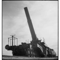 Plan moyen en contre-plongée de l'obusier de 400 mm de l'ALVF (artillerie lourde sur voie ferrée), baptisé maréchal-des-logis Lebeau, photographié de trois quarts avant.