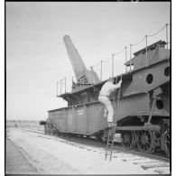 Plan moyen de trois quarts dos de l'obusier de 400 mm de l'ALVF (artillerie lourde sur voie ferrée), baptisé maréchal-des-logis Lebeau, sur son affût-truck à berceau.
