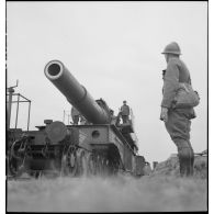Plan général de face de l'obusier de 400 mm de l'ALVF (artillerie lourde sur voie ferrée), baptisé maréchal-des-logis Lebeau, sur son affût-truck à berceau.