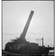 L'obusier de 400 mm de l'ALVF (artillerie lourde sur voie ferrée), baptisé maréchal-des-logis Lebeau, sur son affût-truck à berceau est photographié en plan général en contre-jour.