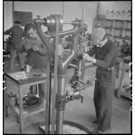 Des apprentis de la cartoucherie de Vincennes travaillent sur des machines-outil en atelier.