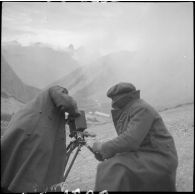 Un opérateur de prise de vue du SCA filme au col des Rochilles (limite entre la Savoie et les Hautes-Alpes, à proximité du col du Galibier).