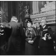 Photographie de groupe de la duchesse de Vendôme entourée d'officiers du 86e BCA à l'intérieur du château.