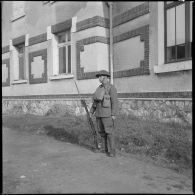Une sentinelle des Royal Weish fusiliers devant un bâtiment.