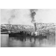 Bombardement naval britannique des défesnses allemandes dans le port de Bjerkvik.