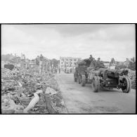 Une pièce d'artillerie tractée traverse les ruines de Vitry-le-François après le bombardement par l'aviation allemande