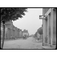 Un équipage hippomobile français traverse un village près de Sarrebrück en Sarre allemande.