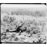Plan général de trois quarts arrière d'un canon de 155 mm M1 en service dans l'armée britannique.