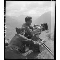Un opérateur de prise de vue du SCA filme au sommet Buchet.