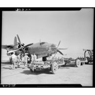 Chargement de bombes sur un B-26 Marauder sur un terrain de Tunisie.