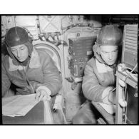 Navigateur et radio à leur poste à bord d'un bombardier.