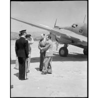Fernand Grenier, commissaire à l'Air du Comité français de la libération nationale (CFLN), vient d'atterrir à bord d'un Lockheed C-56 Lodestar sur un terrain d'aviation à Ajaccio.