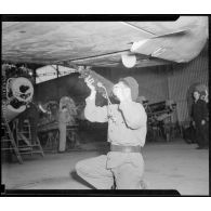 Remontage de la mitrailleuse Browning d'un Spitfire à l'atelier de Blida.