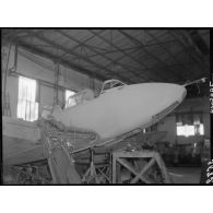 Un avion Potez 63 en réparation dans un atelier de l'usine aéronautique des Mureaux.