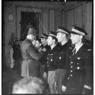 Lors d'une cérémonie à l'ambassade de France à Moscou, le général de Gaulle, président du Gouvernement provisoire de la République française (GPRF) décore des pilotes du régiment de chasse Normandie-Niémen.