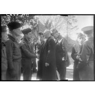 Charles Tillon avec les pilotes de chasse.