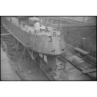 Poupe et gouvernail d'un torpilleur en cale sèche dans un bassin de l'arsenal de Brest.