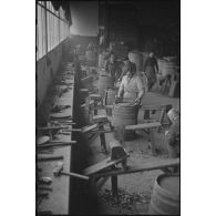Des ouvriers fabriquent des tonneaux à la section des liquides de l'arsenal de Brest.
