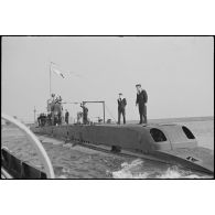 Le sous-marin Orphée par bâbord arrière dans la rade de Cherbourg.
