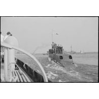 Le sous-marin Orphée par bâbord arrière dans la rade de Cherbourg.