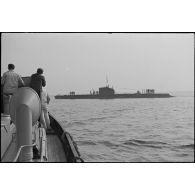 Le sous-marin Orphée dans la rade de Cherbourg.
