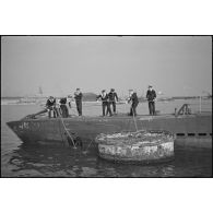 Manoeuvre d'arrimage sur coffre du sous-marin Orphée en rade de Cherbourg.