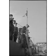 Le vice-amiral d'escadre Jules Le Bigot, préfet maritime de Cherbourg, quitte le bord du sous-marin Orphée par l'échelle de coupée.