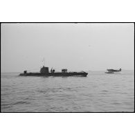 Le sous-marin Orphée et un hydravion Latécoère 298 en rade de Cherbourg.