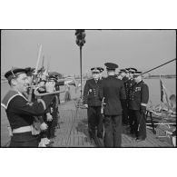 Les honneurs sont rendus au vice-amiral d'escadre Jules Le Bigot, préfet maritime de Cherbourg, à sa montée à bord du sous-marin Orphée.