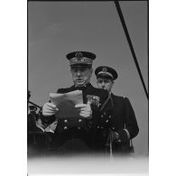 Le vice-amiral d'escadre Jules Le Bigot, préfet maritime de Cherbourg, lit le texte de la citation avec croix décernée au sous-marin Orphée et à son équipage.