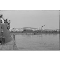 Le sous-marin Orphée entre dans le port militaire de Cherbourg.