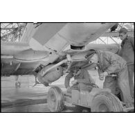 Chargement d'une bombe sur un bombardier en piqué Douglas SBD-5 Dauntless de l'aéronautique navale sur la base de Cognac.