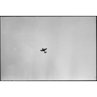 Un bombardier en piqué Douglas SBD-5 Dauntless de l'aéronautique navale survole la base de Cognac.
