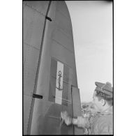 Entretien de l'empennage d'un bombardier en piqué Douglas SDB-5 Dauntless sur la base de Cognac.