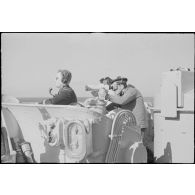 Un officier et des marins sont de quart de veille à la passerelle à bord du croiseur léger la Marseillaise.