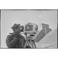 Caméraman du service cinématographique de la Marine (SCA/Marine) en tournage avec une caméra Debrie.