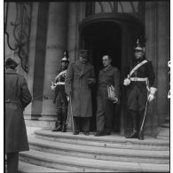 Départ du général de Lattre de Tassigny de la maison des alliés à Paris après la réunion avec les officiers généraux.